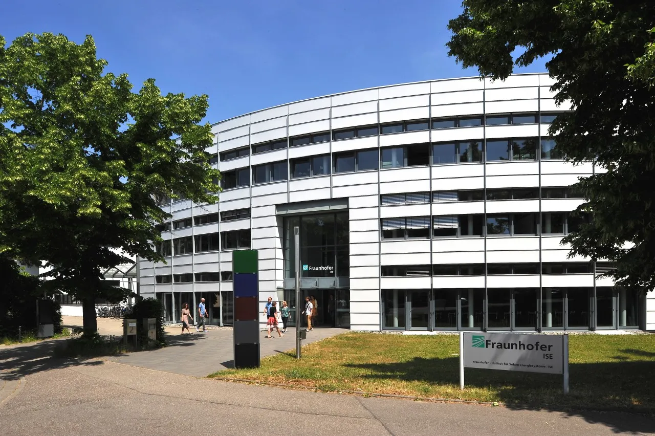 Fraunhofer ISE Menghasilkan Sel Surya Multi-Junction dengan Efisiensi 36,1%.