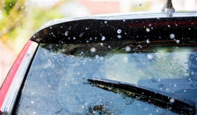 Mengapa sedan jarang memiliki wiper kaca belakang?