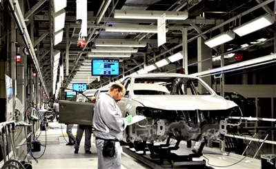 Pajak Impor Berganda! Trump Ancam Tarif 200% untuk Mobil yang Diimpor dari Me...